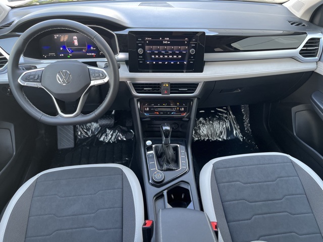 2025 Volkswagen Taos SE photo 4