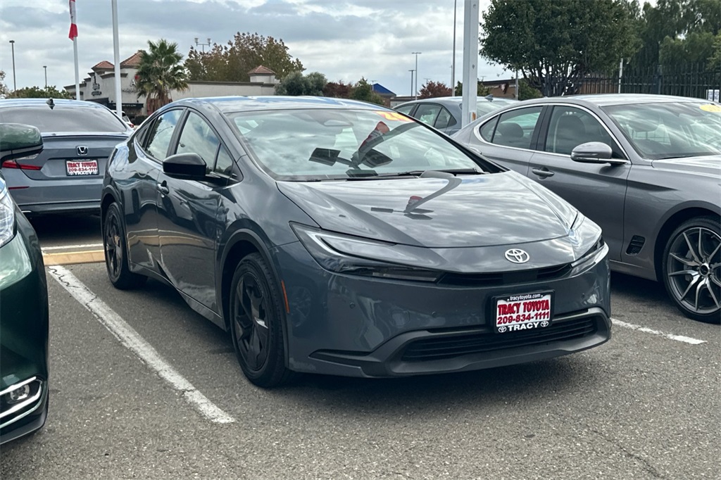 2024 Toyota Prius LE photo 2