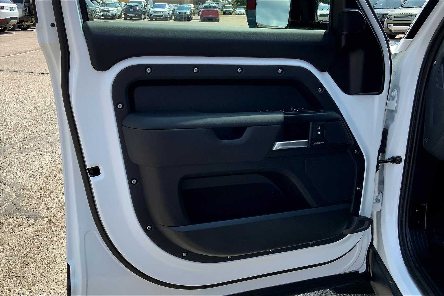 2025 Land Rover Defender 110 S photo 10