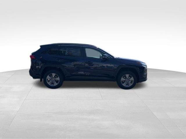 2025 Toyota RAV4 XLE photo 6