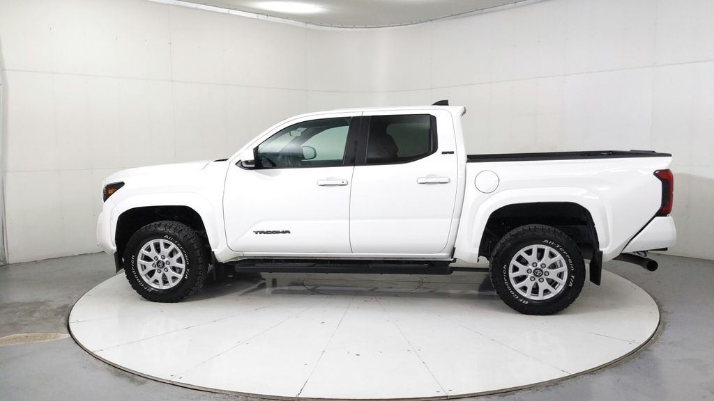 2024 Toyota Tacoma SR5 photo 3
