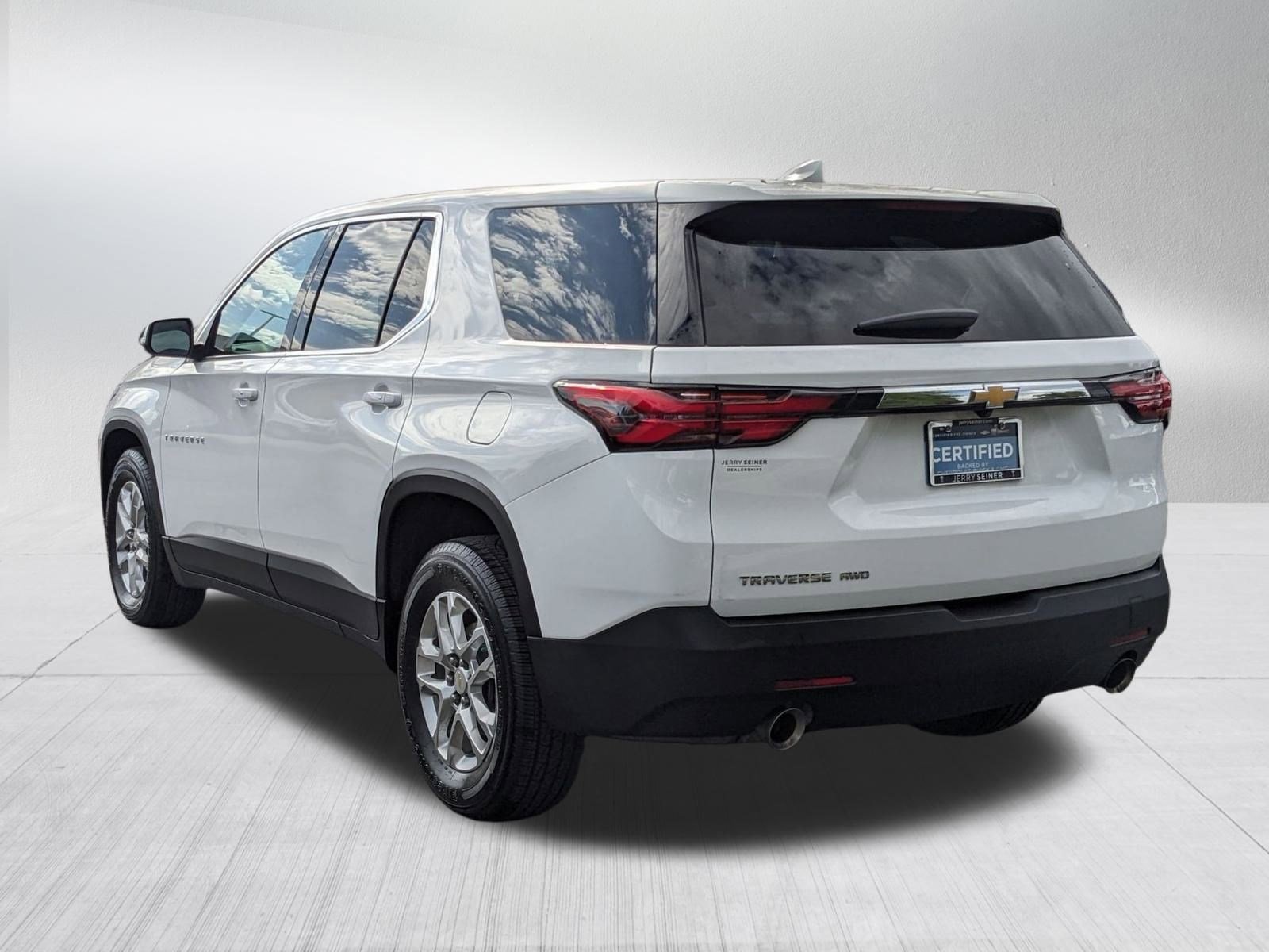 2023 Chevrolet Traverse LS photo 3