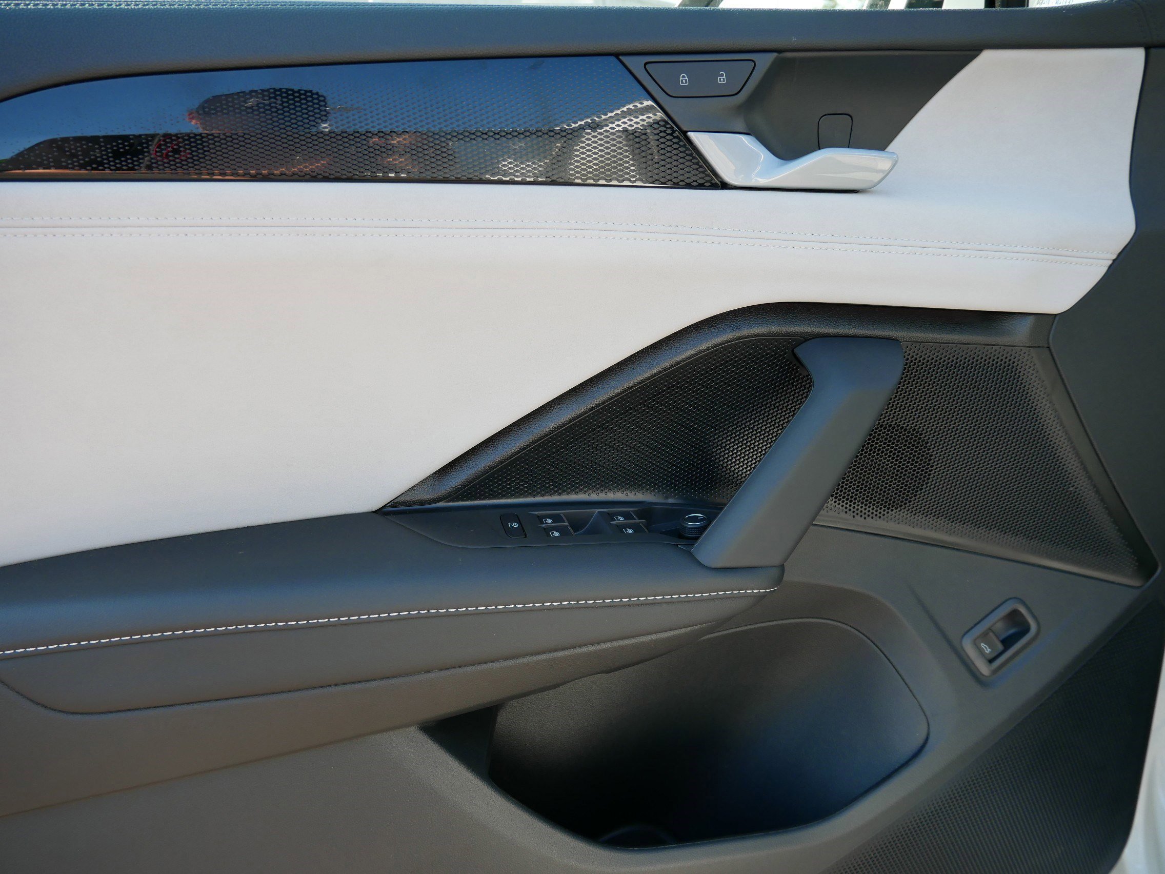 2025 Volkswagen Tiguan SE photo 4