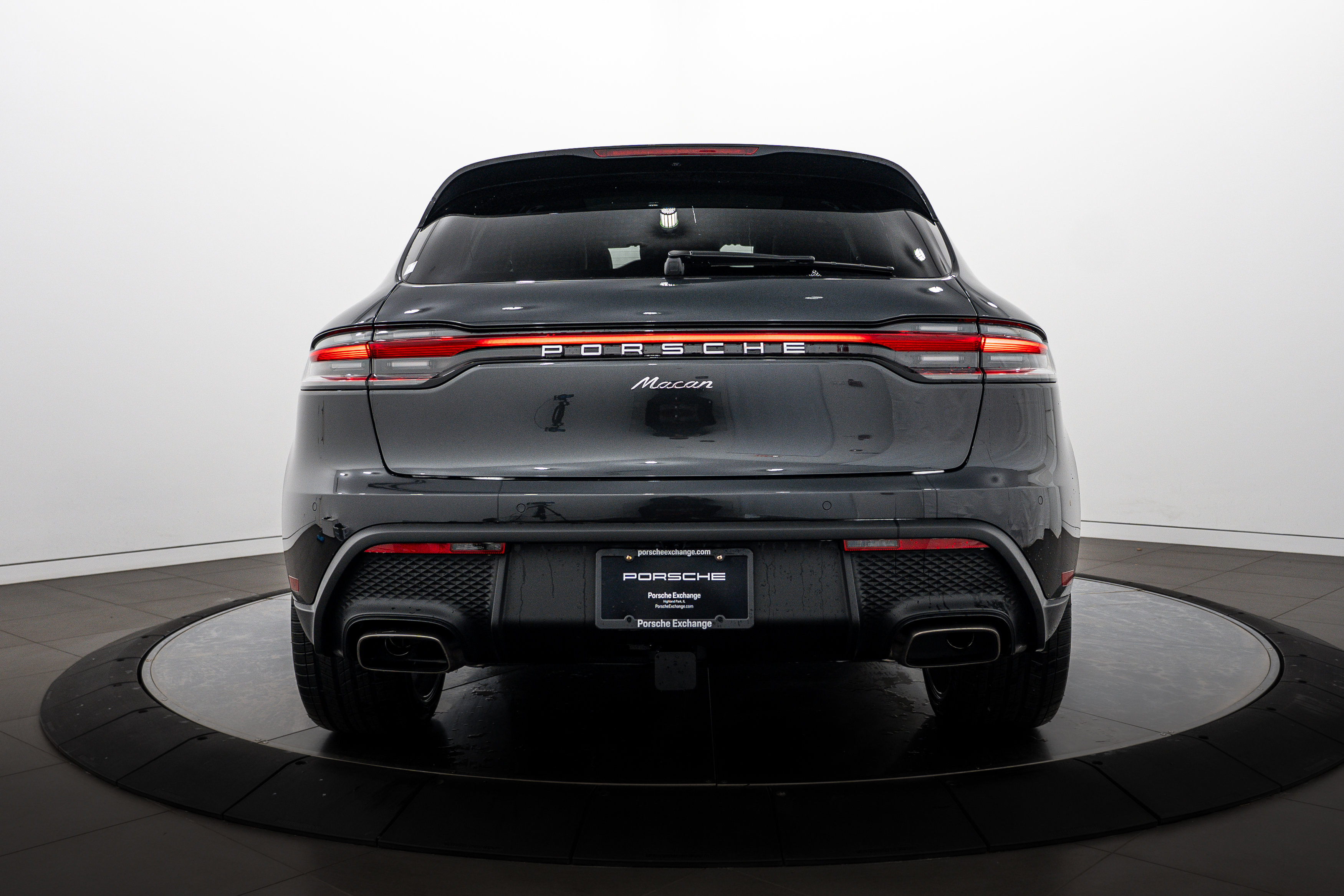 2026 Porsche Macan Base photo 3
