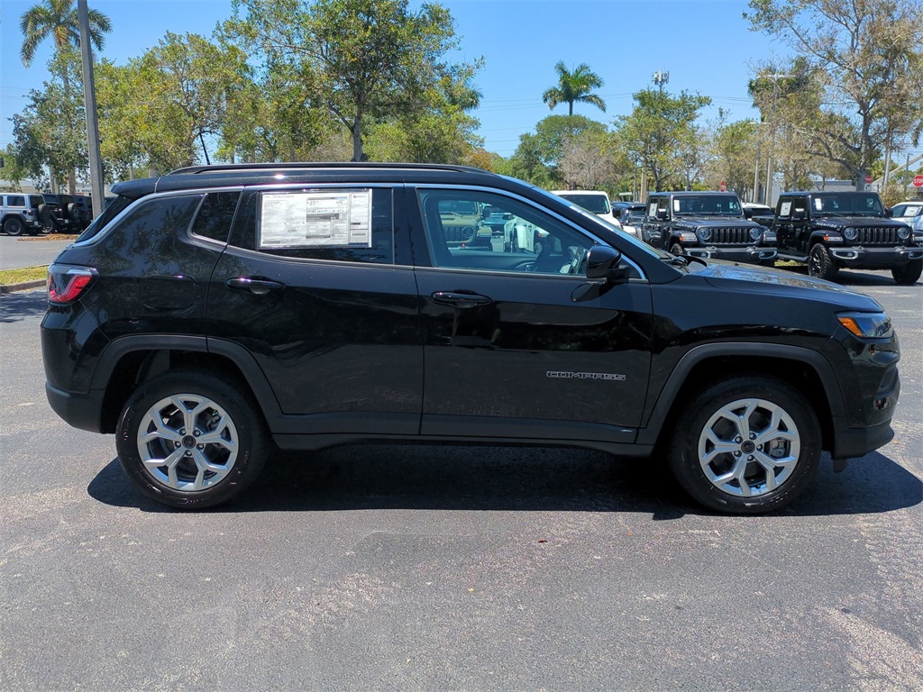 2025 Jeep Compass Latitude photo 2