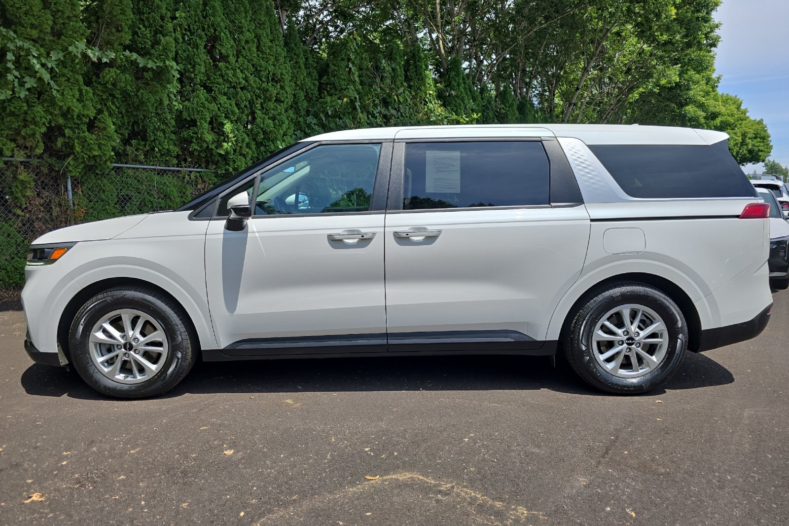 2024 Kia Carnival LX photo 5