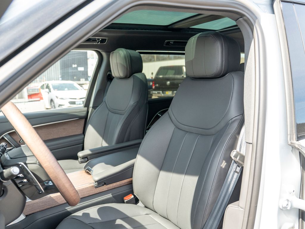 2025 Land Rover Range Rover SE photo 17