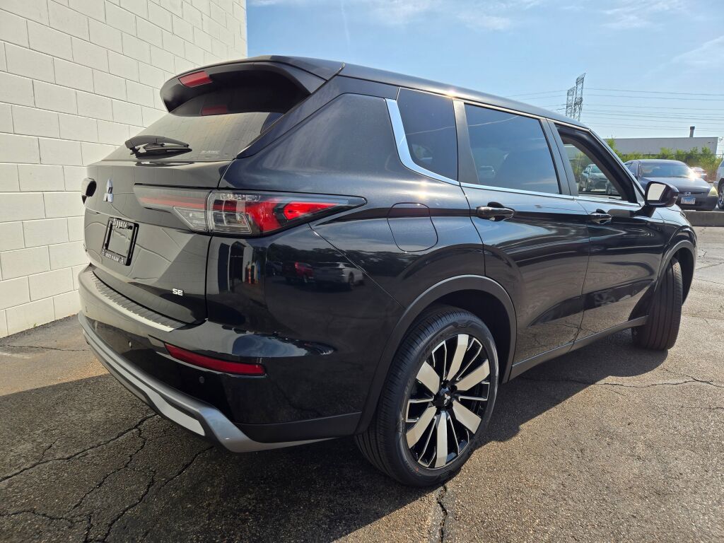 2025 Mitsubishi Outlander SE photo 11