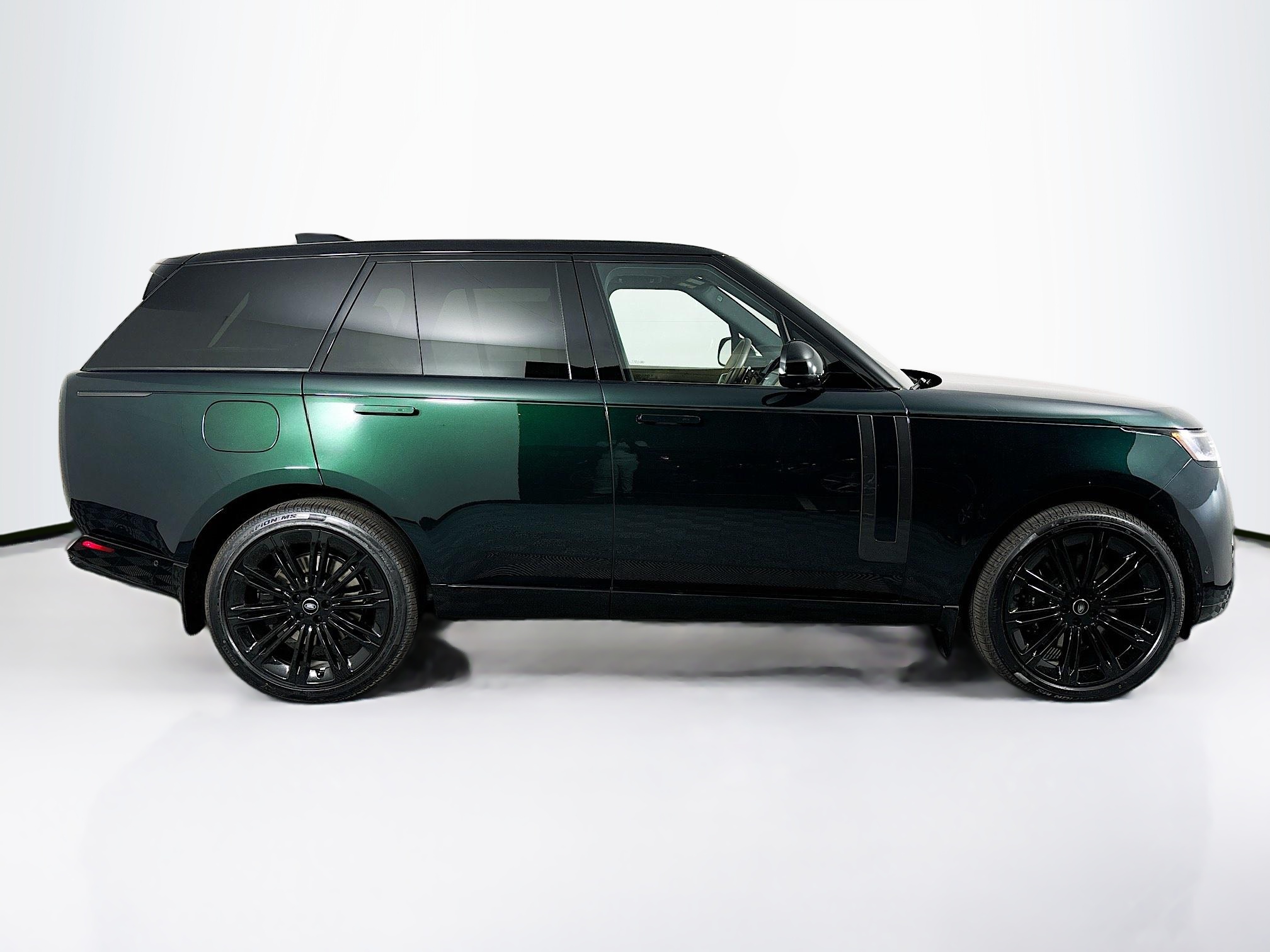2025 Land Rover Range Rover SE photo 4