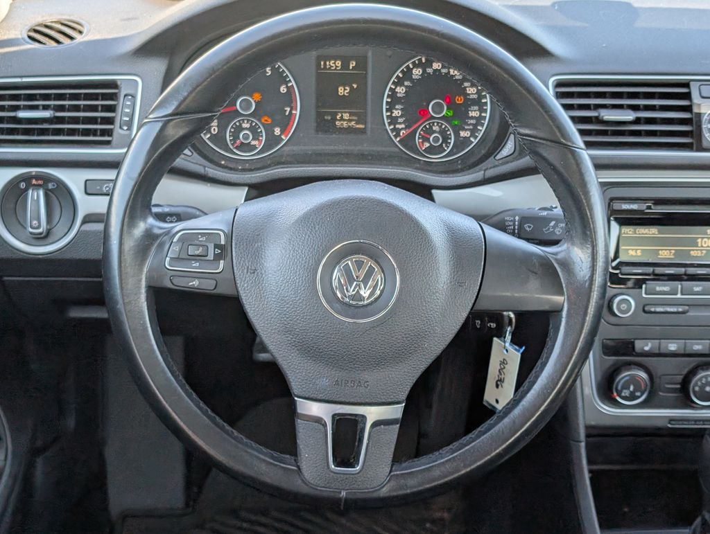 2014 Volkswagen Passat S photo 6