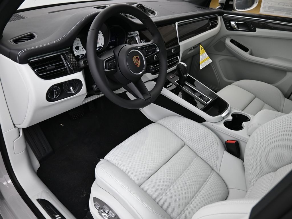 2026 Porsche Macan GTS photo 3