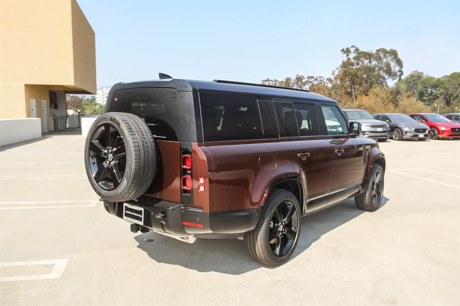 2025 Land Rover Defender 130 X-Dynamic SE photo 4