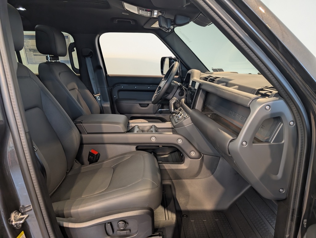 2025 Land Rover Defender 110 X-Dynamic SE photo 29