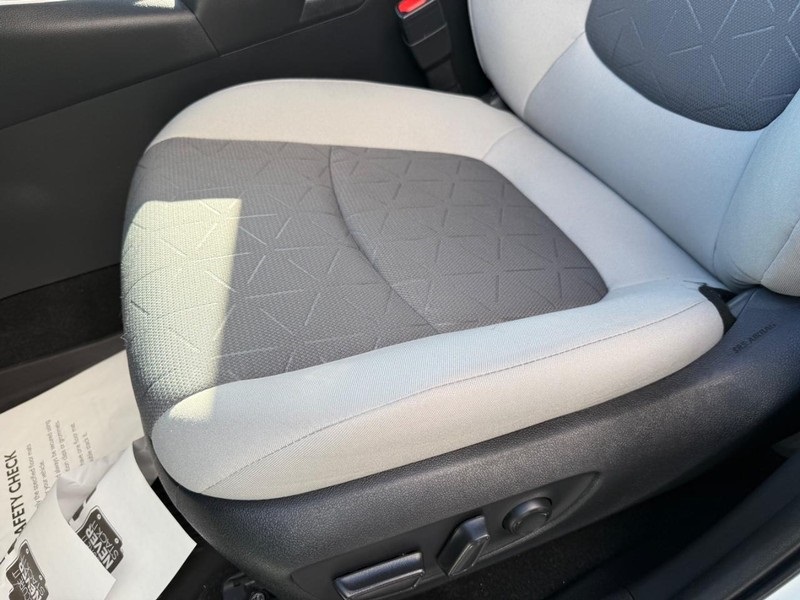2022 Toyota RAV4 XLE photo 16
