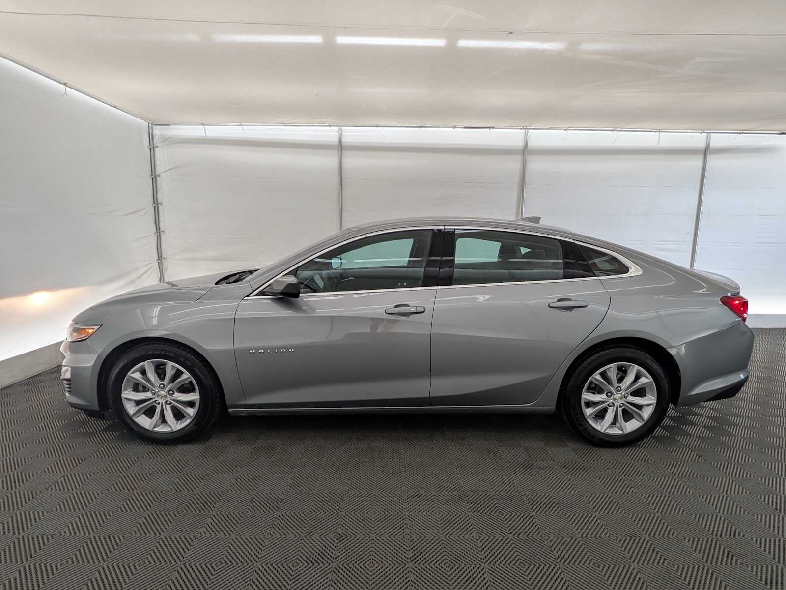 2023 Chevrolet Malibu 1LT photo 2