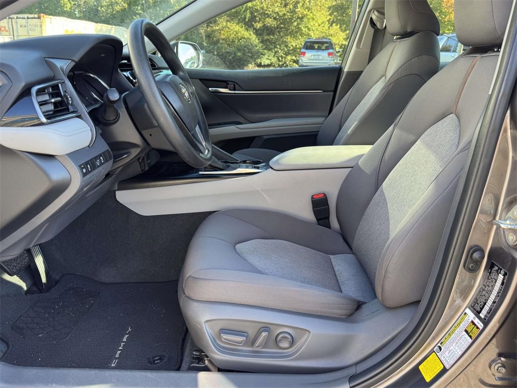 2020 Toyota Camry Hybrid LE photo 16