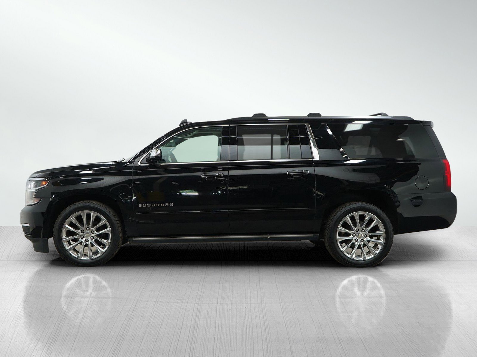 Used 2019 Chevrolet Suburban Premier with VIN 1GNSKJKJ5KR246949 for sale in White Bear Lake, Minnesota
