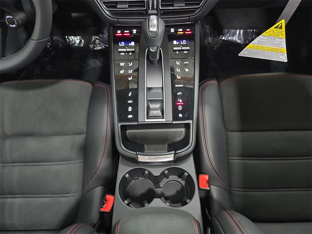 2026 Porsche Macan GTS photo 18