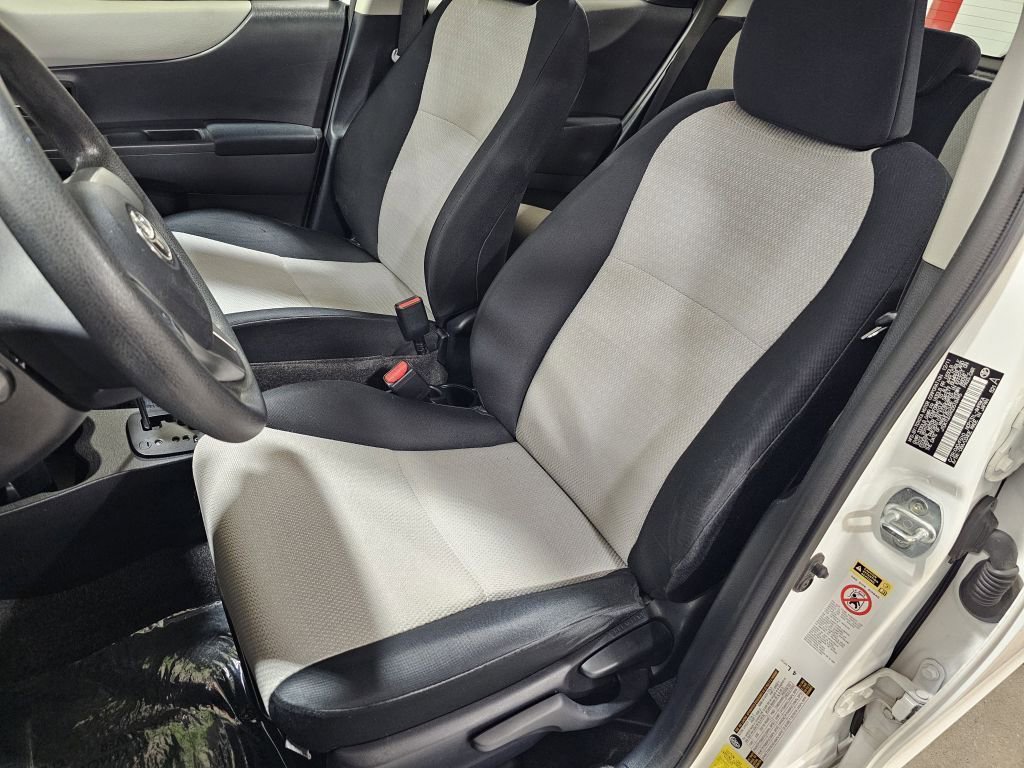 2012 Toyota Yaris LE photo 17