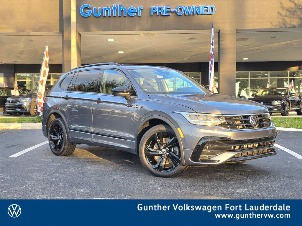 2023 Volkswagen Tiguan SE R-LINE BLACK's photo
