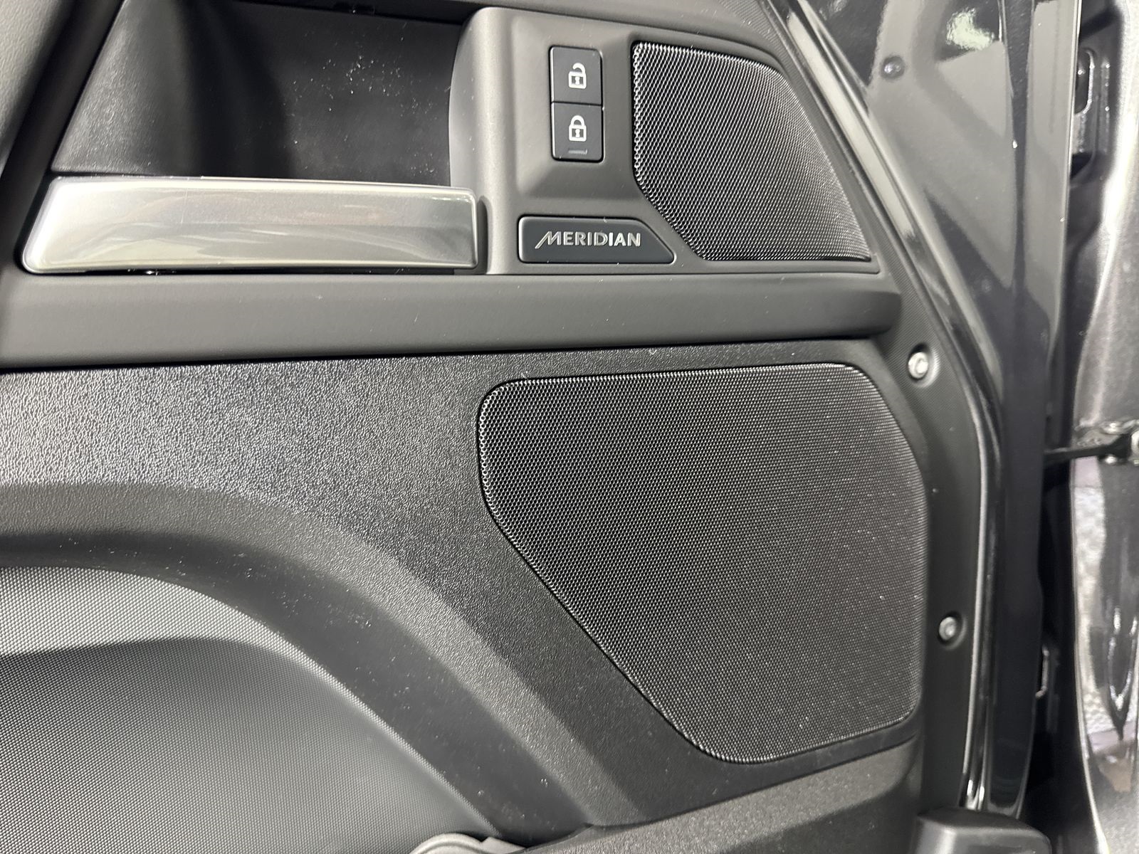 2025 Land Rover Defender 130 S photo 19
