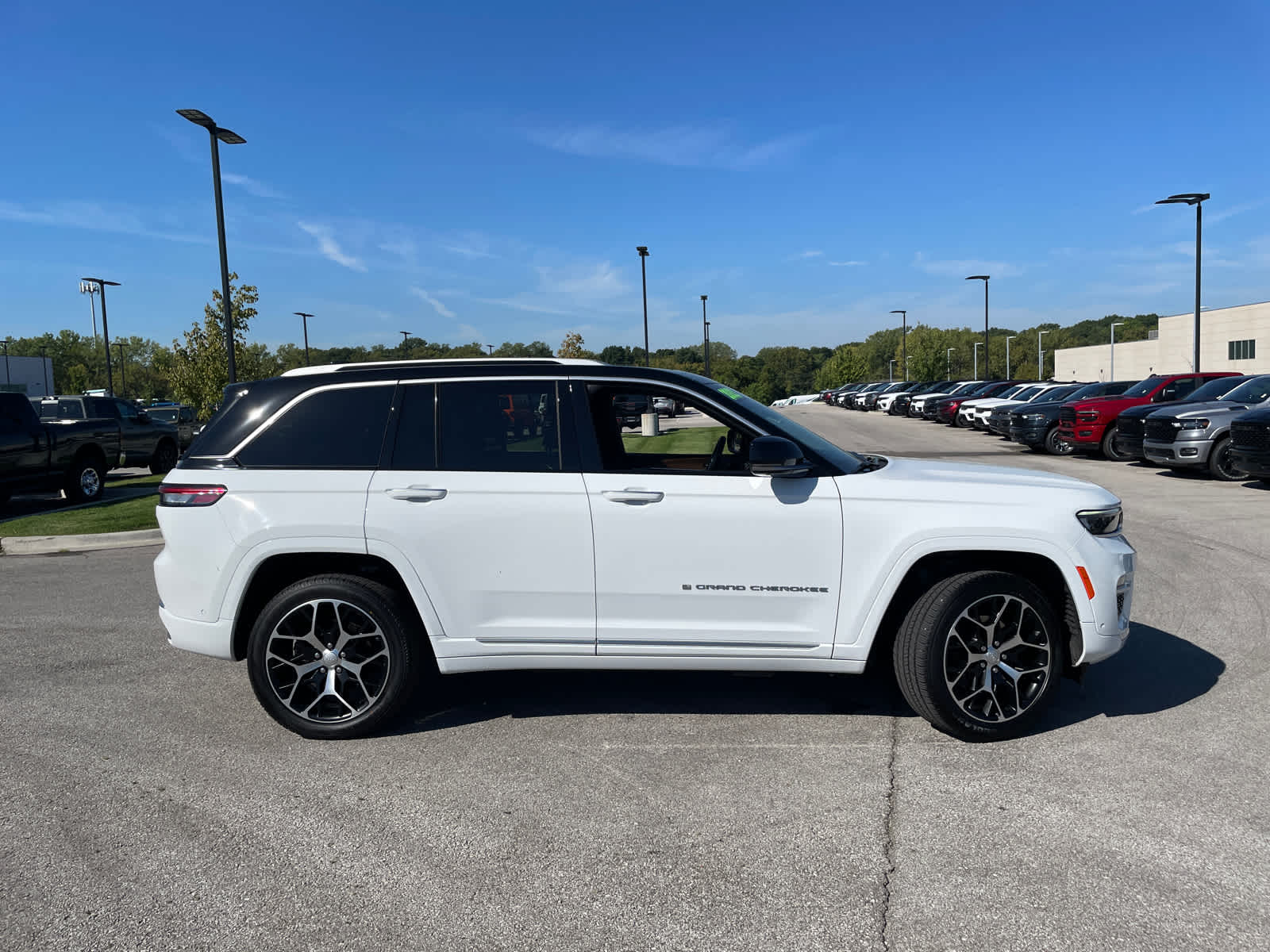 2022 Jeep Cherokee Summit 4xe photo 10