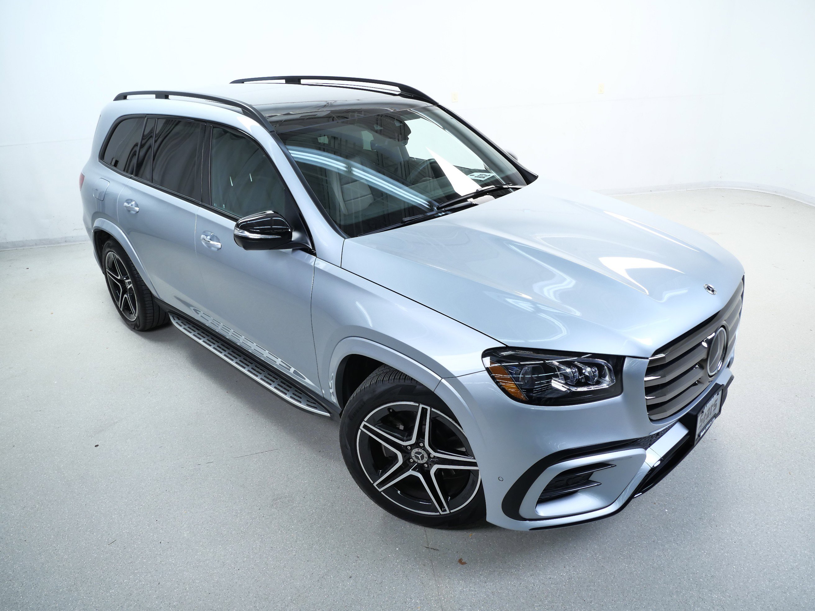 2025 Mercedes Benz GLS 450 4MATIC photo 3