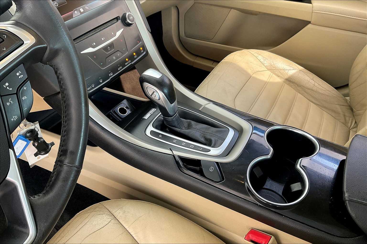 2014 Ford Fusion SE Hybrid photo 16