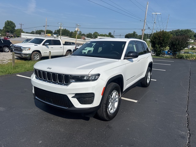 2025 Jeep Grand Cherokee Laredo photo 3