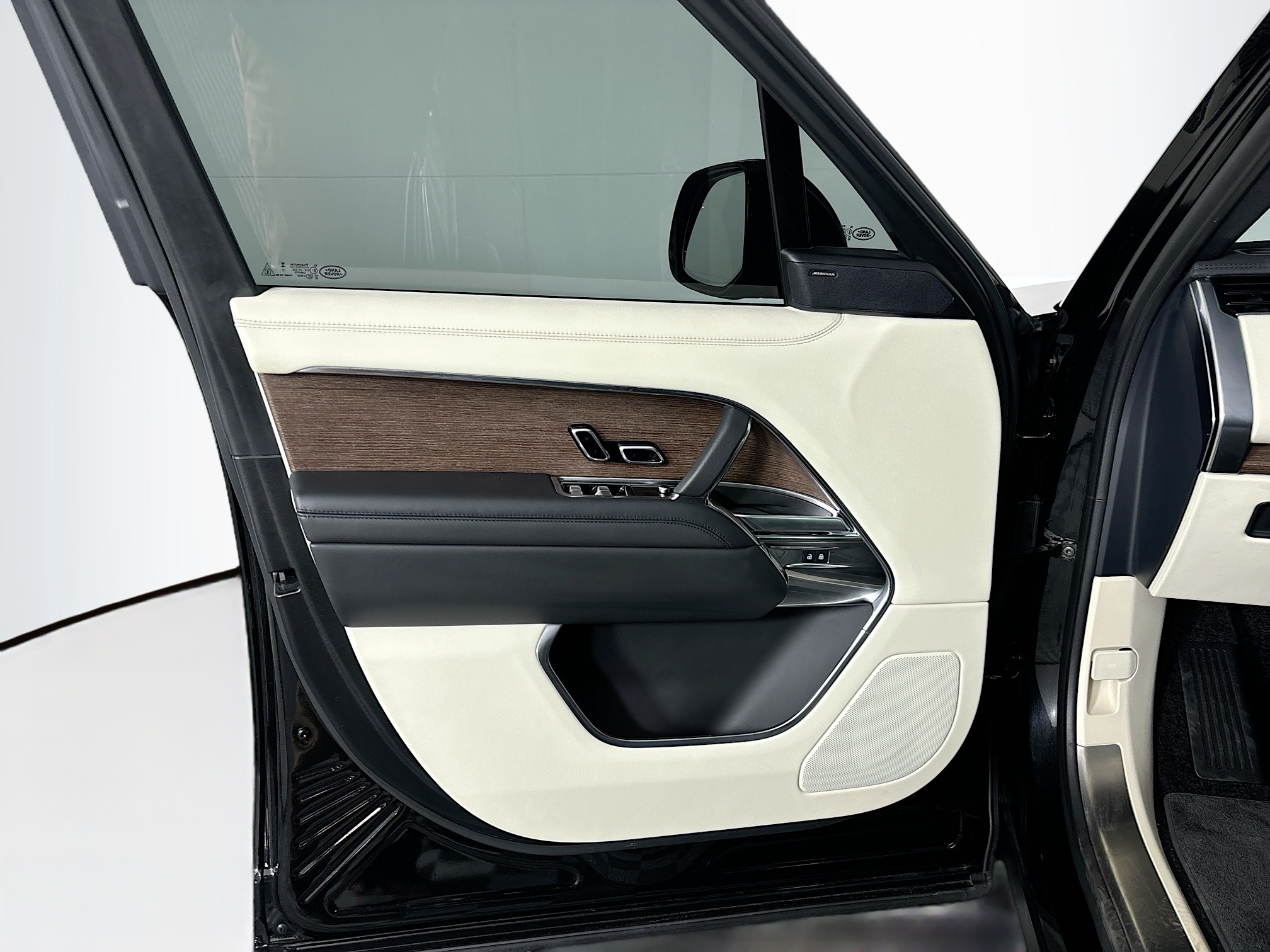 2023 Land Rover Range Rover SE photo 11