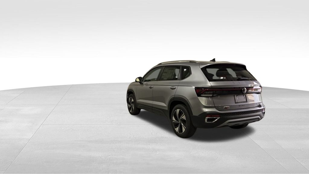 2025 Volkswagen Taos SE photo 3