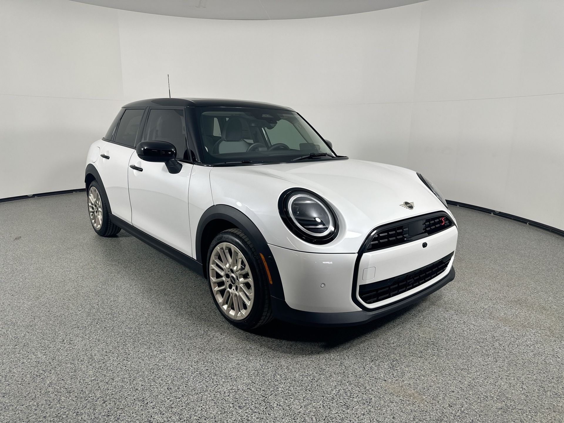 2025 Mini Cooper 4 Door Hardtop Iconic photo 2