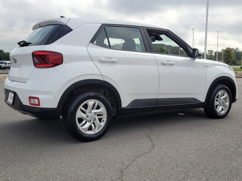 2022 Hyundai Venue SE photo 2