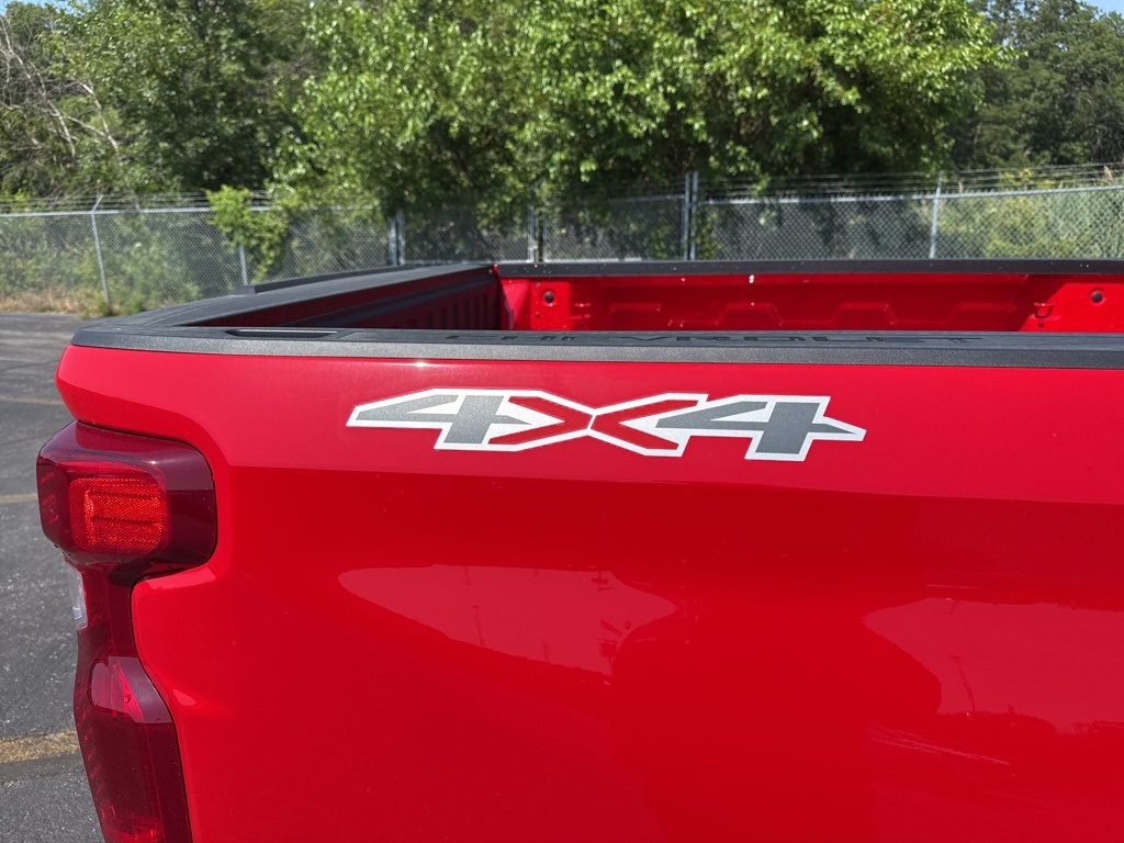 2025 Chevrolet Silverado 1500 LT photo 3