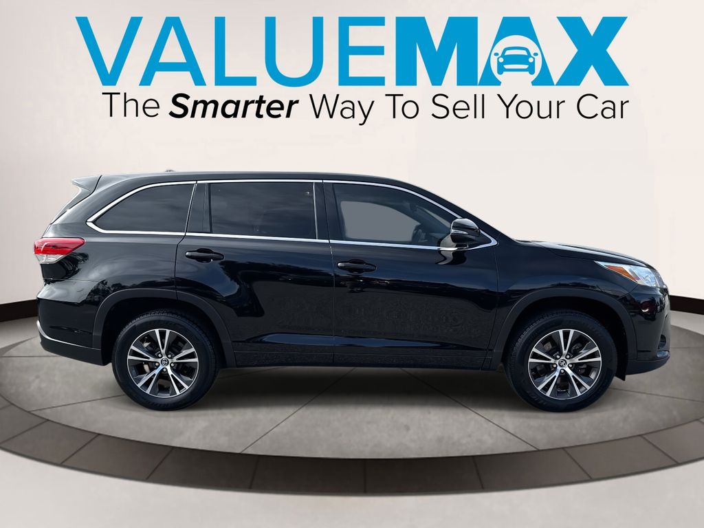 2017 Toyota Highlander LE photo 2