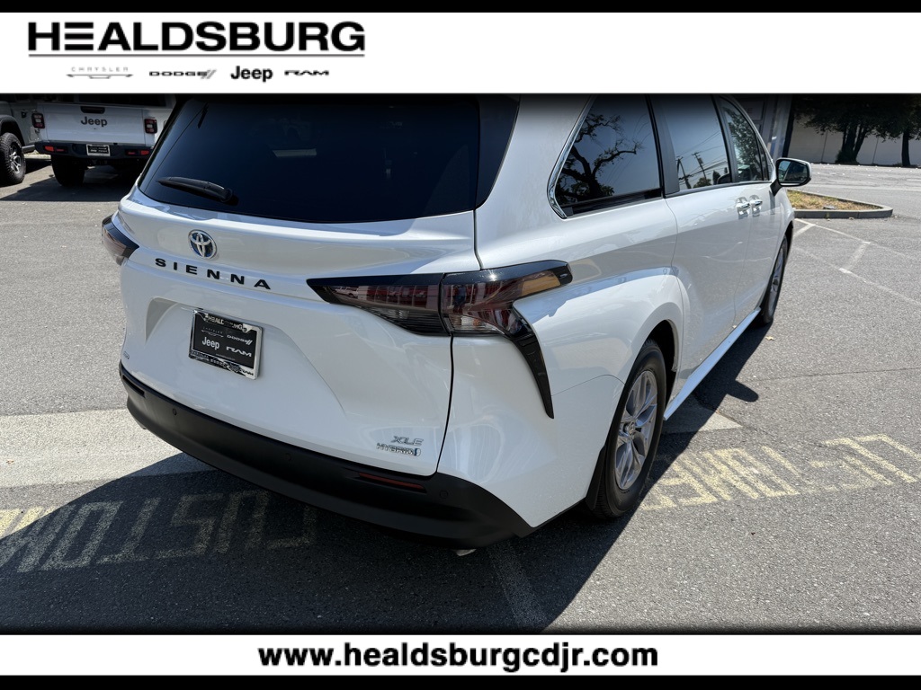 2023 Toyota Sienna XLE photo 5