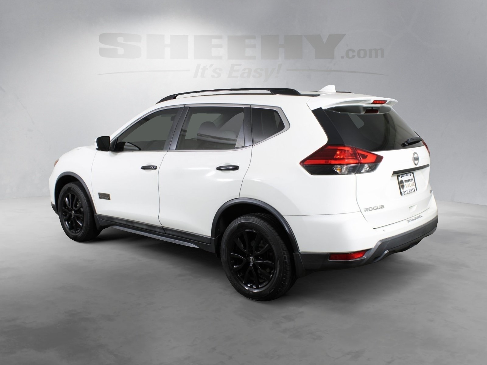 2017 Nissan Rogue SV photo 2