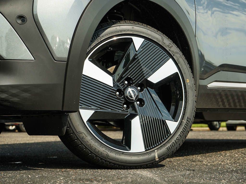 2025 Nissan Kicks SR photo 5