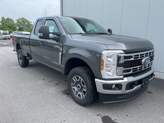 2025 Ford F-350 Super Duty XLT's photo