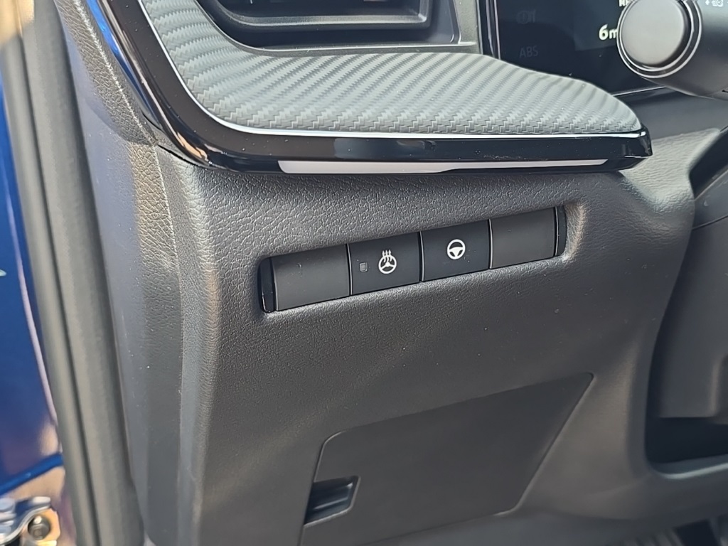 2025 Nissan Kicks SR photo 8