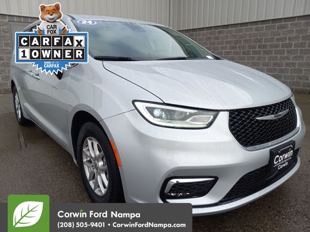 2024 Chrysler Pacifica Touring L's photo