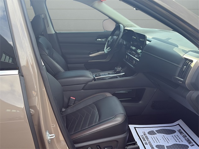 2023 Nissan Pathfinder Platinum photo 14
