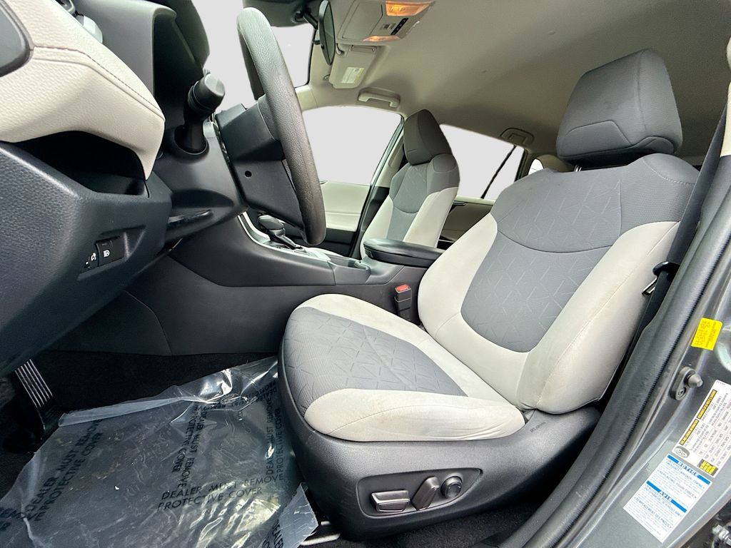 2020 Toyota RAV4 XLE photo 15