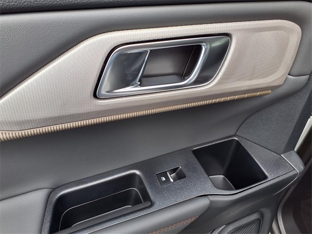 2025 Ford Explorer photo 7