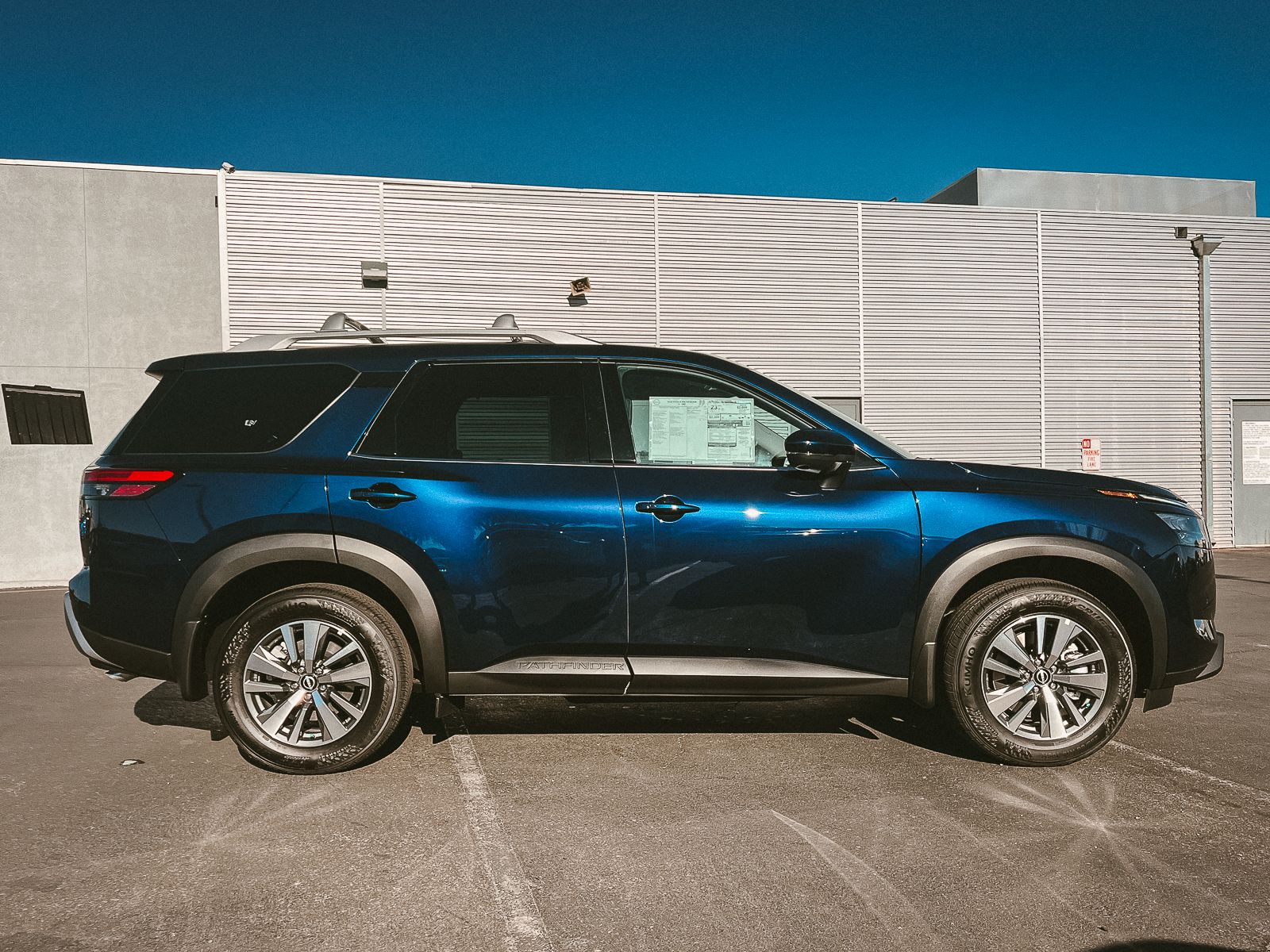 2025 Nissan Pathfinder SV photo 2