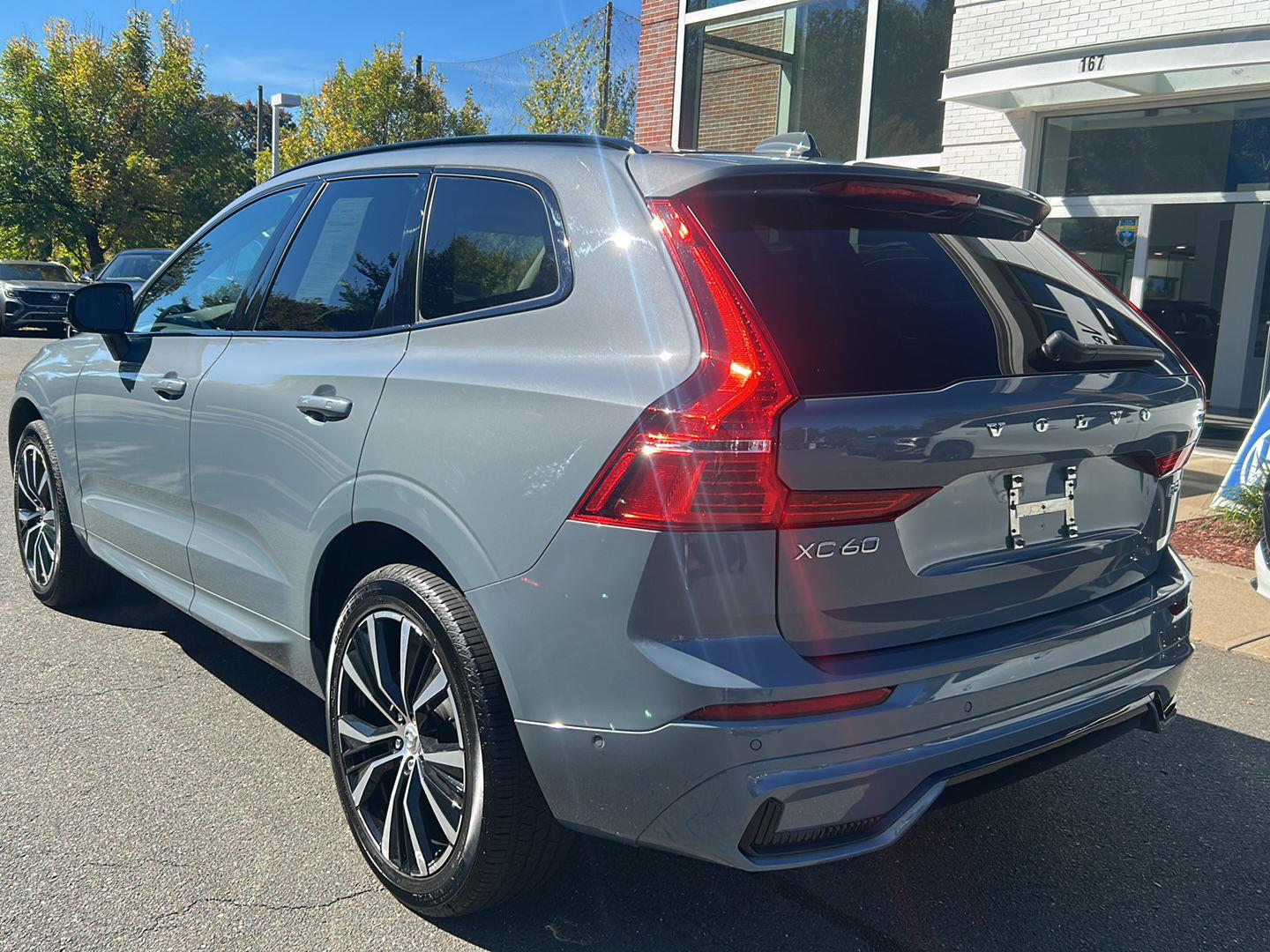 2024 Volvo XC60 Plus photo 2