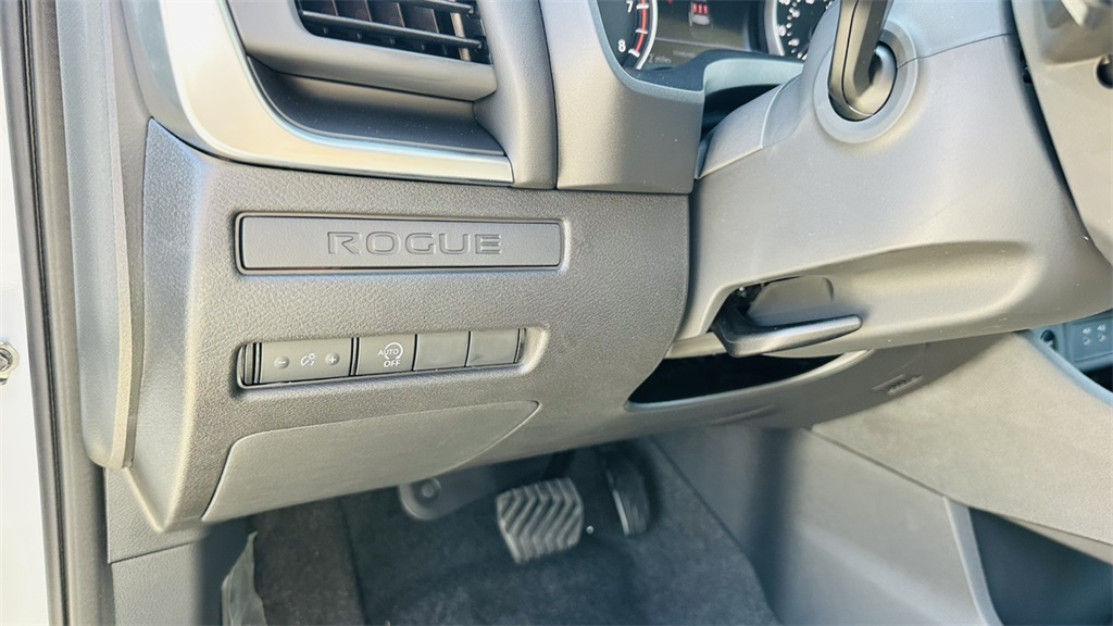 2025 Nissan Rogue S photo 14