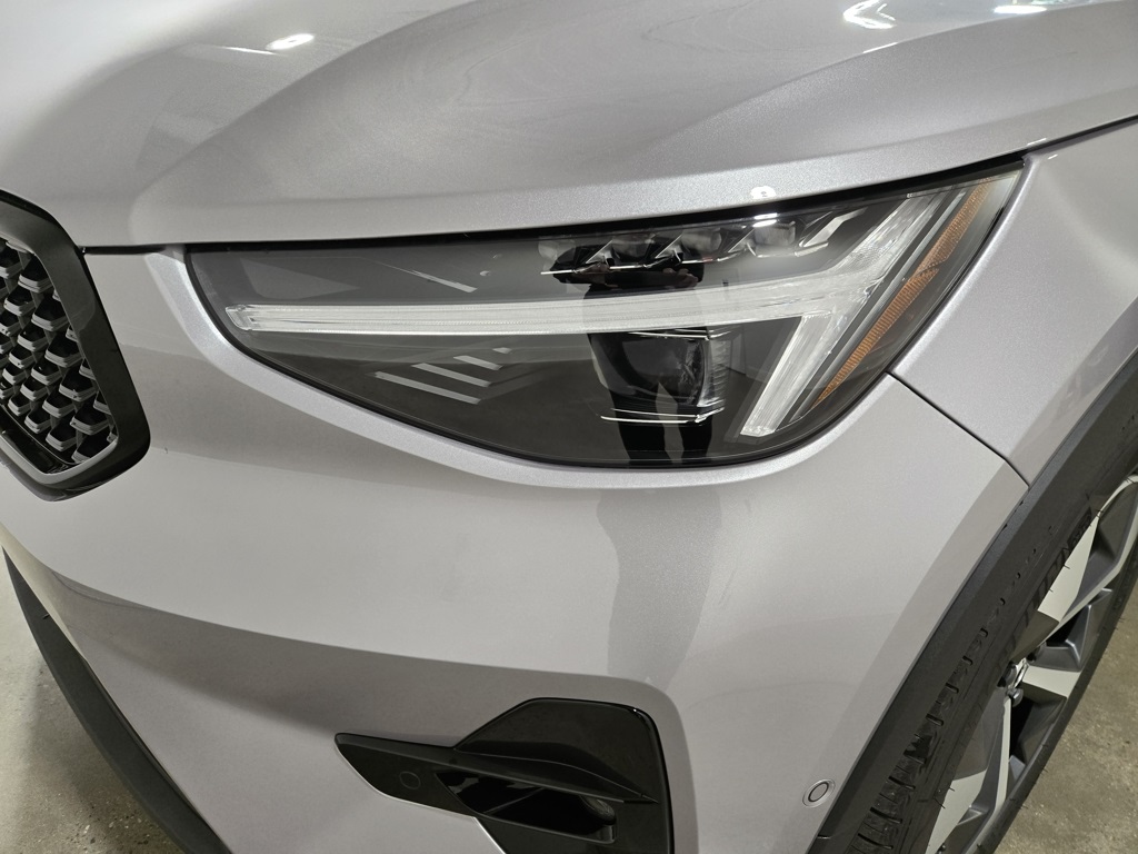 2026 Volvo XC40 Plus photo 8
