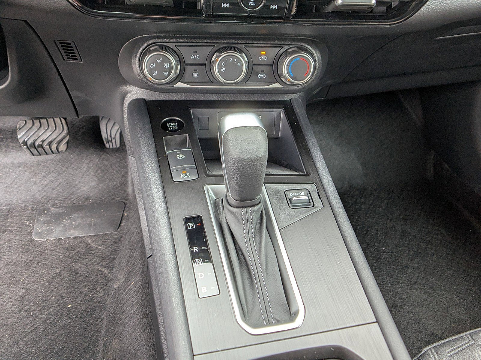 2025 Nissan Kicks SV photo 8