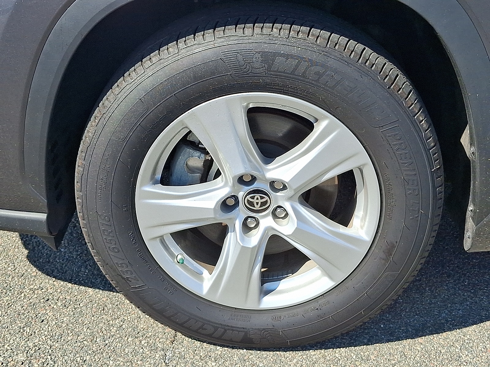 2024 Toyota Highlander LE photo 9